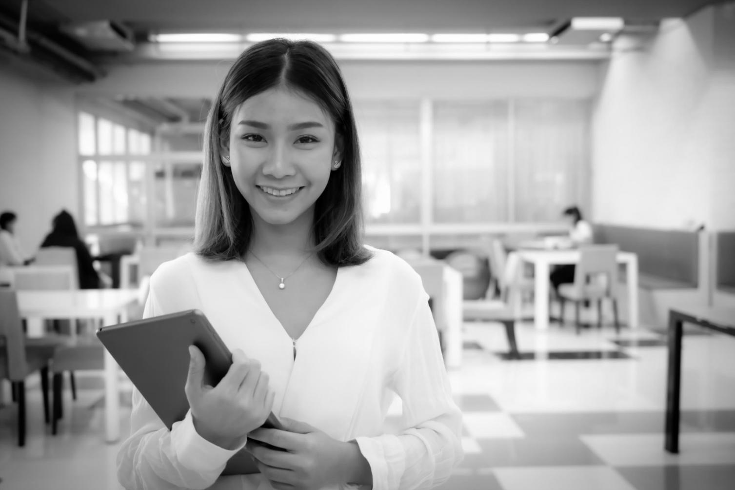 Bureau avec documents financiers et café lors d'une session de travail collaboratif