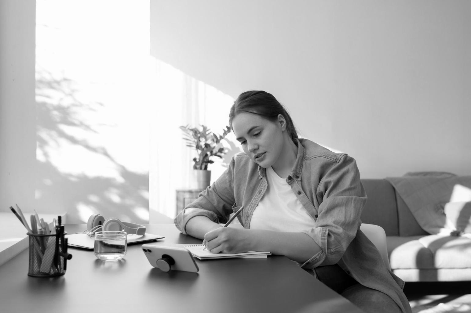 Réunion d'équipe autour d'une table avec documents budgétaires