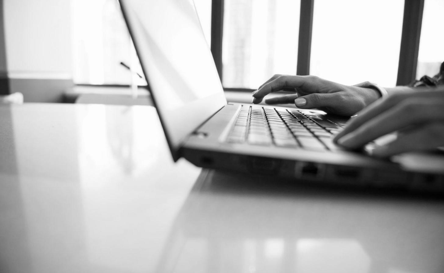 Tableau de bord budgétaire avec graphiques et indicateurs de suivi des dépenses opérationnelles