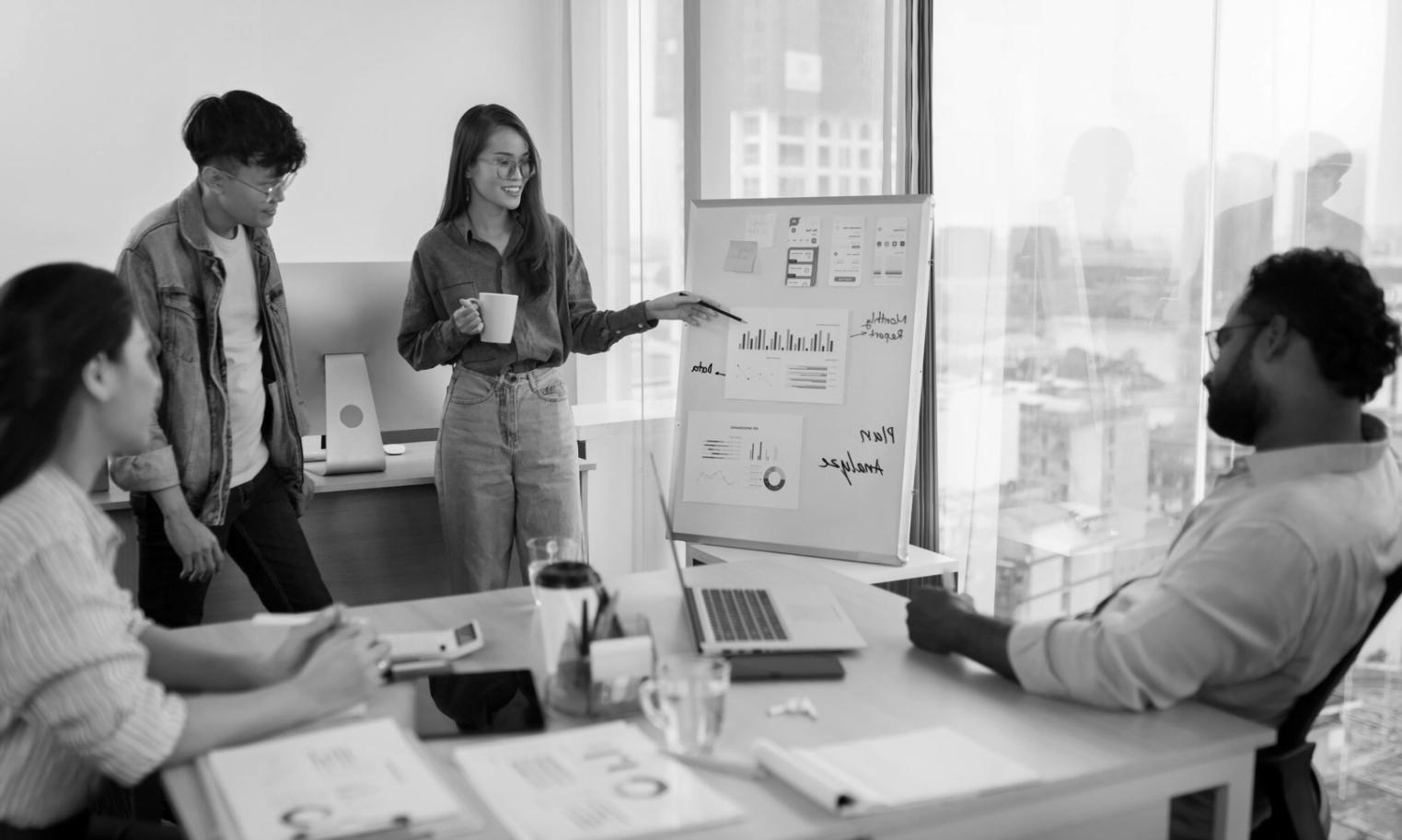 Espace de travail moderne avec documents budgétaires et outils de planification financière