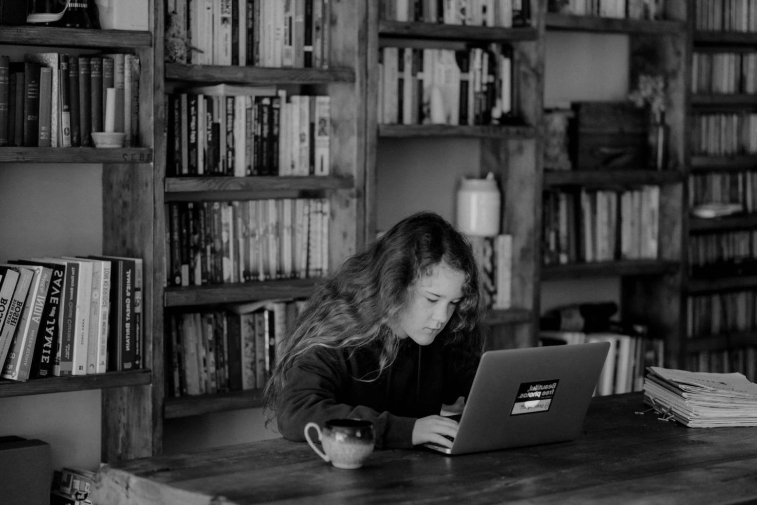 Analyse budgétaire et planification financière dans un bureau moderne