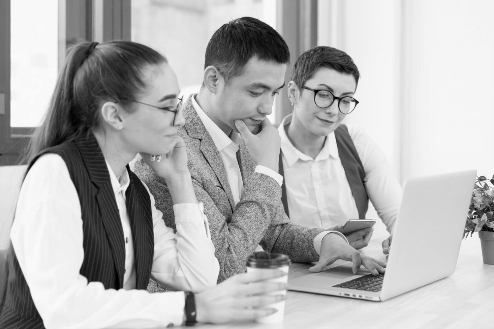 Analyse de données financières sur écran avec graphiques de suivi budgétaire